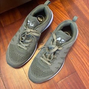 APL shoes 60$ on 🅿️